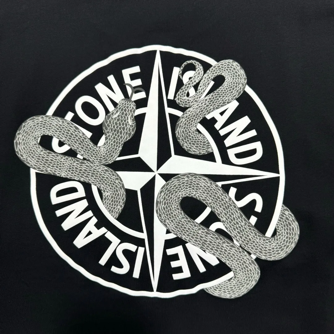 W678#P110💰 2025🆕 Stone lsland/Stone Island New Year of the Snake new logo printed short-sleeved T-shirt ⚠️[Original creation with high control of details] -Made of 260 grams of combed cotton double yarn, soft and comfortable to the touch, sweat-absorbent and breathable. -Simple basic and versatile style, original quality, the first choice for couples. -Made in a large factory, four needles and five threads on the shoulder, neat alignment, high quality workmanship. -Same style for men and women. Very versatile, one piece for everyone, details are clearly visible. Color: Black White Size: M L